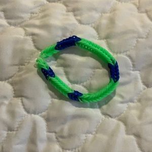 i am selling a green and blue bracelet that is comfy and stretchy
